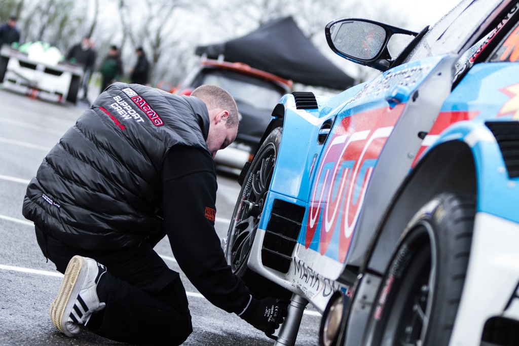Teamets fragtmandsblå BMW er i sit livs form
(Foto: Gripping Media)